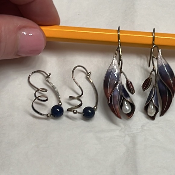 Two pairs of whimsical Earrings flowers and pearls with enamel .925 - Picture 2 of 8